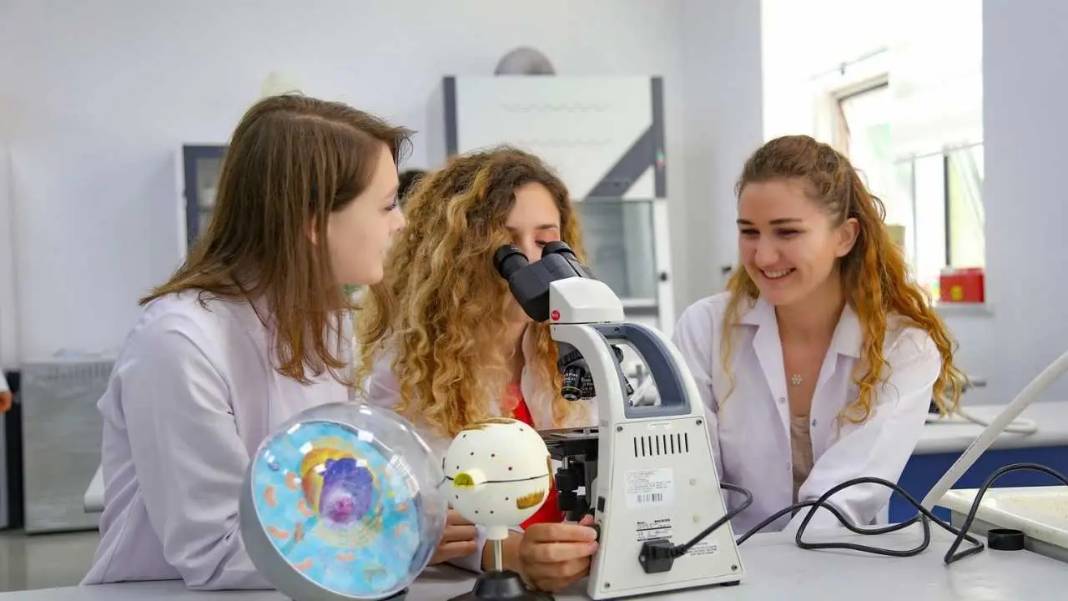 ALKÜ Türkiye’nin En İyileri Arasında! 2026 Sıralamasında İlk 50’ye Girdi 1